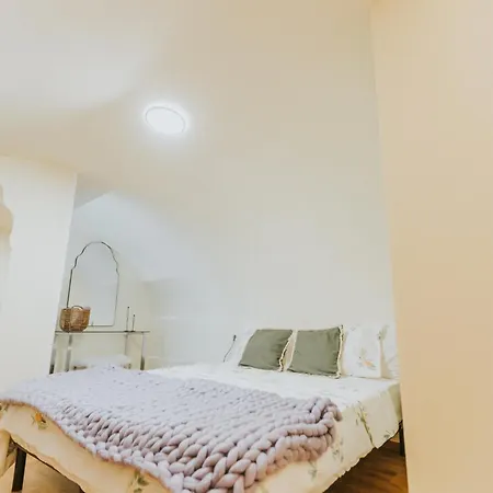 Locart -cozy Downtown Apartment, Near Black Church With Free Wi-fi