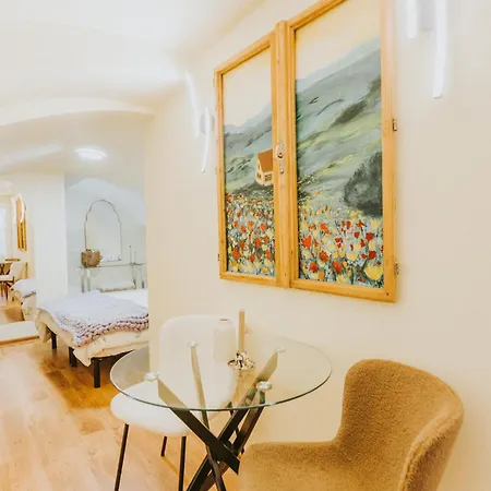 Locart -cozy Downtown Apartment, Near Black Church With Free Wi-fi *